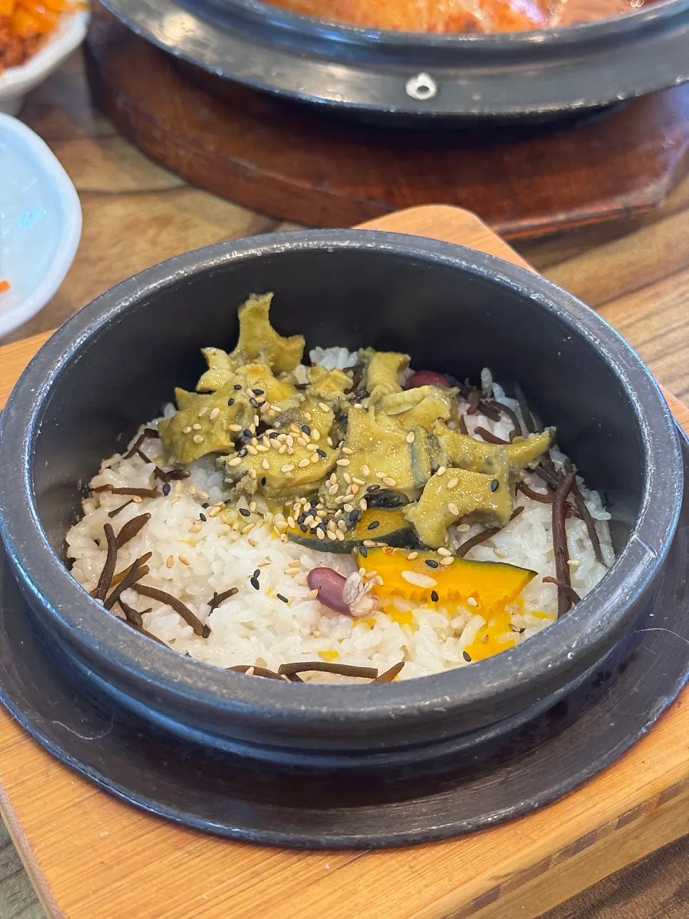Covered pot of abalone hot-pot rice