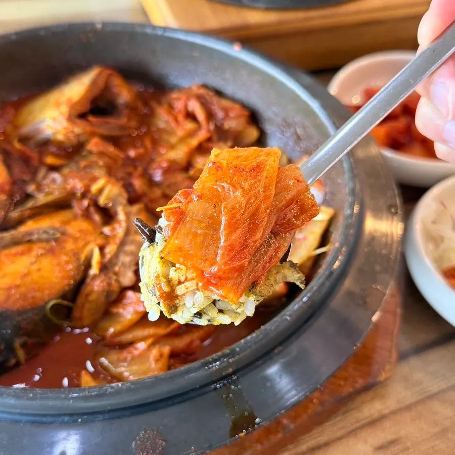 Big pieces of mackerel flesh with old kimchi