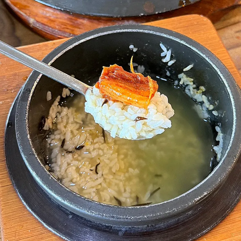 Sungnyung made by pouring hot water into the stone pot