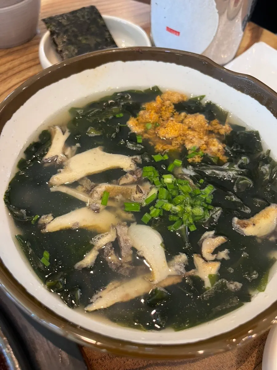Abalone-sea urchin seaweed soup with plenty of abalone and sea urchin