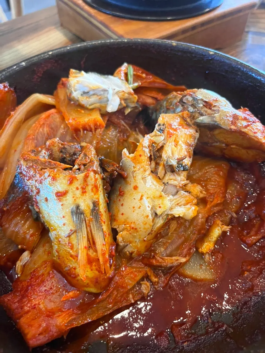 Mackerel revealed after peeling back the old kimchi