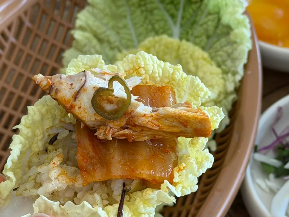 Mackerel flesh and old kimchi piled on rice