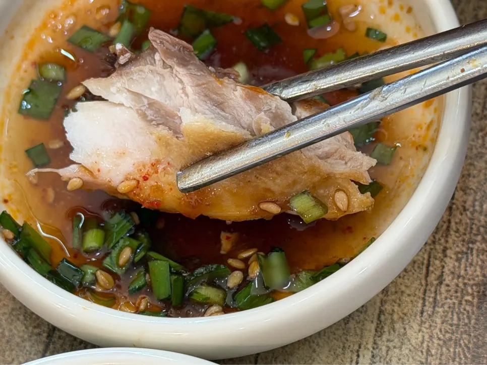 Rice and mackerel flesh placed on seaweed
