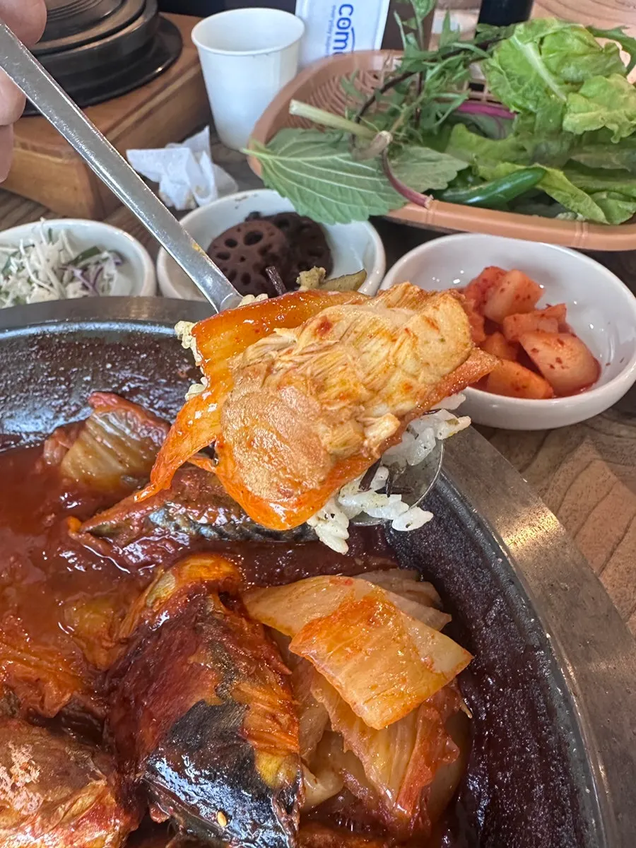 전복 내장이 들어간 돌솥밥 비비는 모습