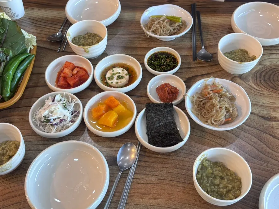 깍두기와 순두부 등 기본 밑반찬 상차림