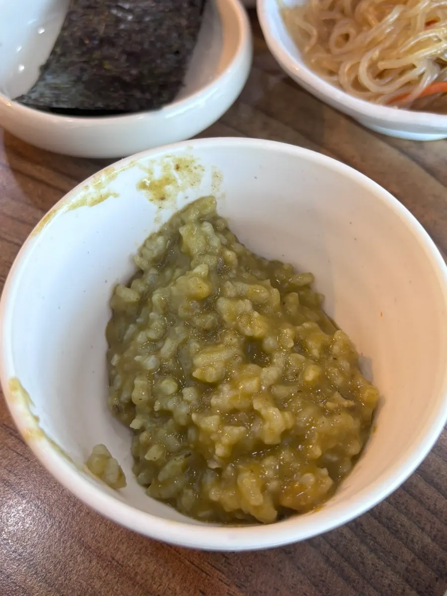 전복죽과 제육볶음 한 그릇