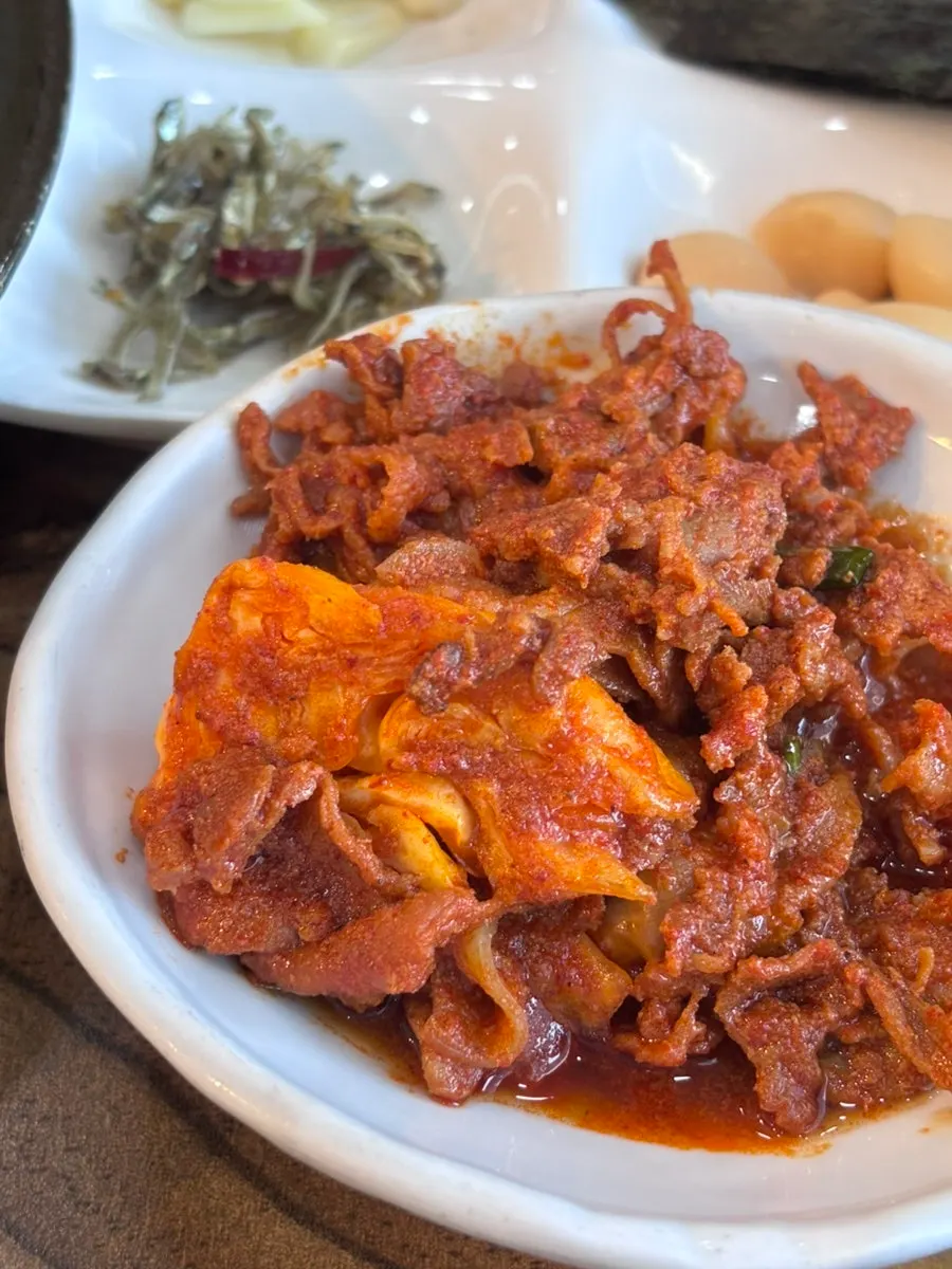 밑반찬이 차려진 테이블 상차림