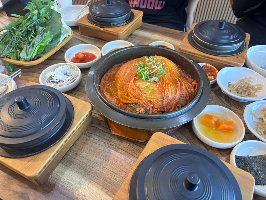 4인 묵은지고등어쌈밥과 전복돌솥밥 상차림