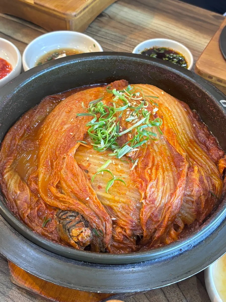 큰 돌솥에 담긴 묵은지 고등어찜
