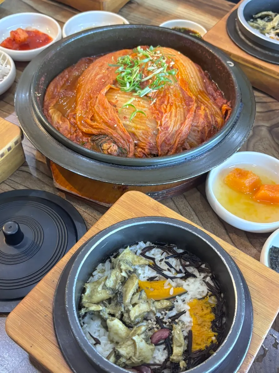 쌈에 올린 고등어살과 묵은지