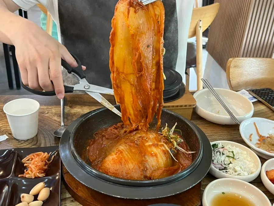 Table setting of old kimchi braised mackerel with abalone hot-pot rice