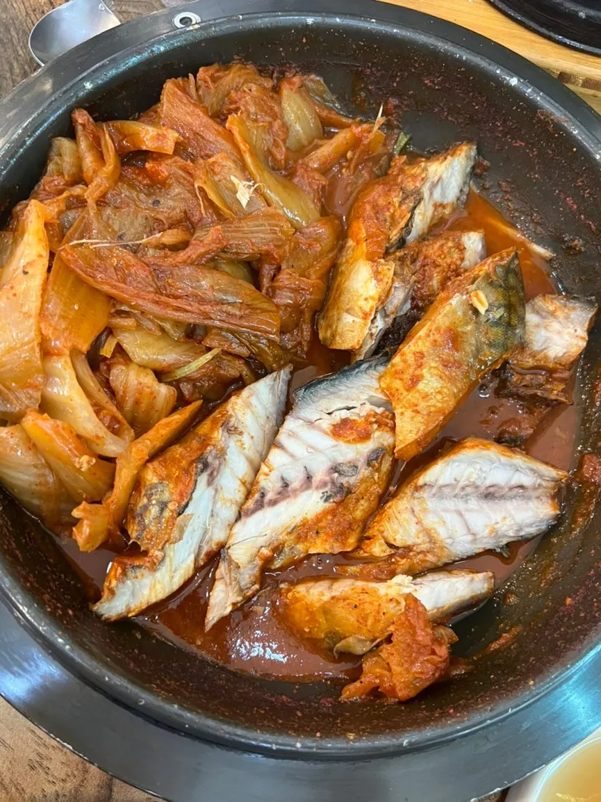 Lifting mackerel flesh from inside the old kimchi