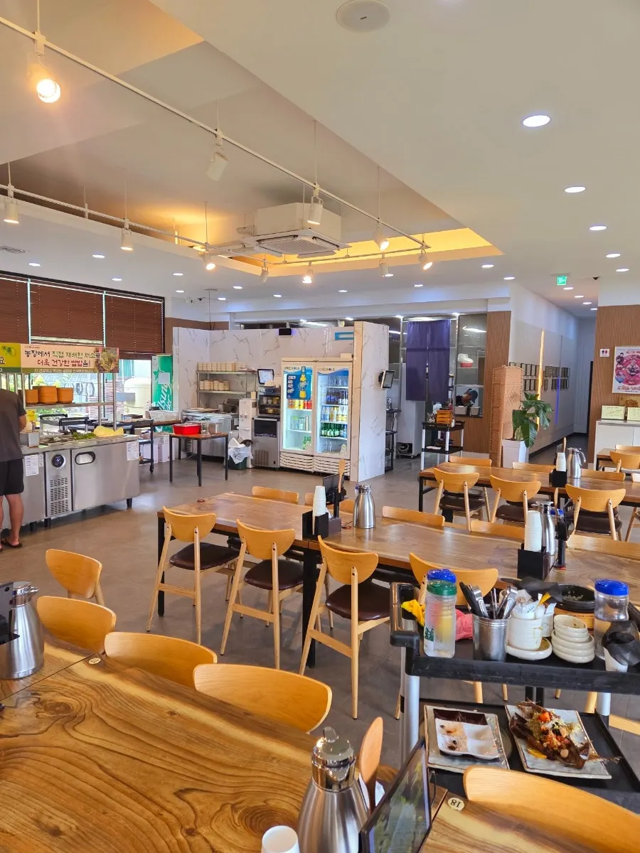 Spacious dining area with 480 seats
