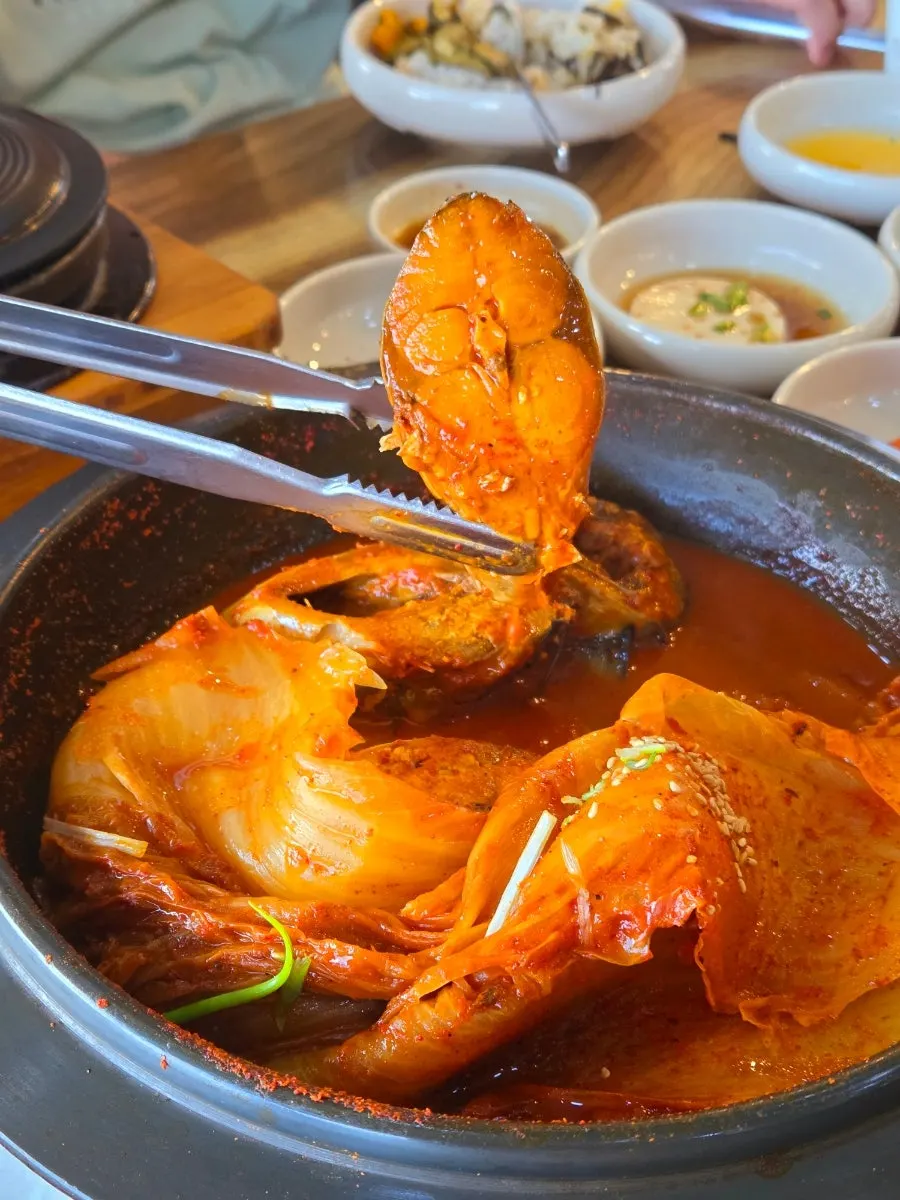 Flower-shaped old-kimchi mackerel braise