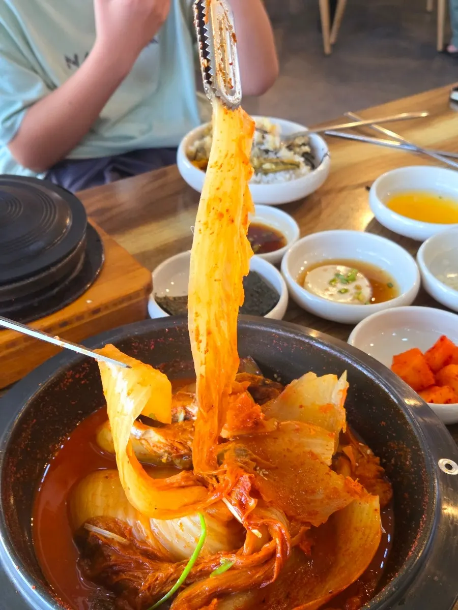 Limited boneless flower mackerel old-kimchi braise