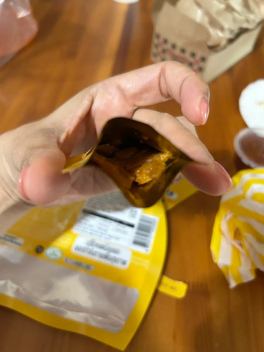 포장한 크런치옥수수 버거 사진