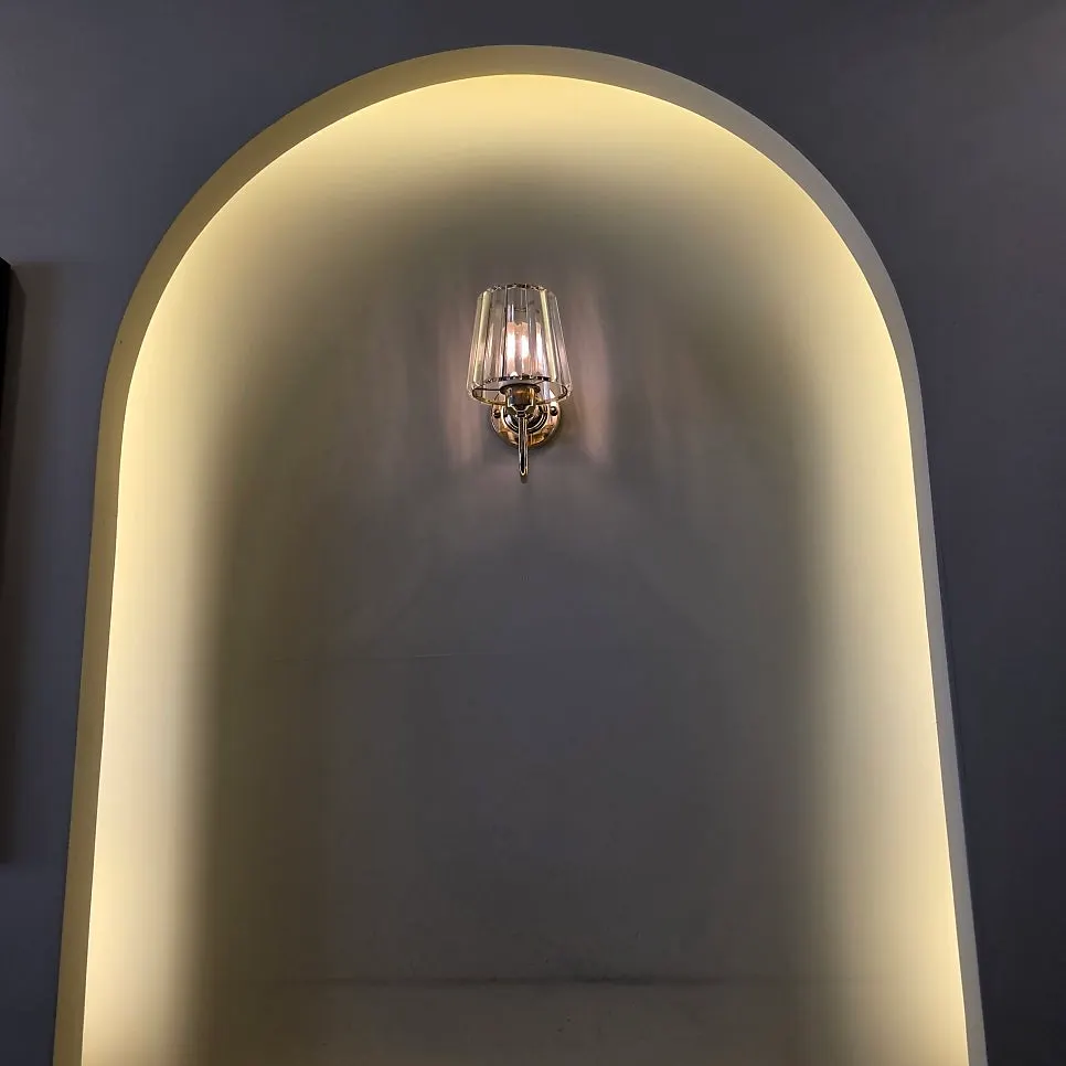 Table and interior decor at Jeongssi Hambak Baegot Branch