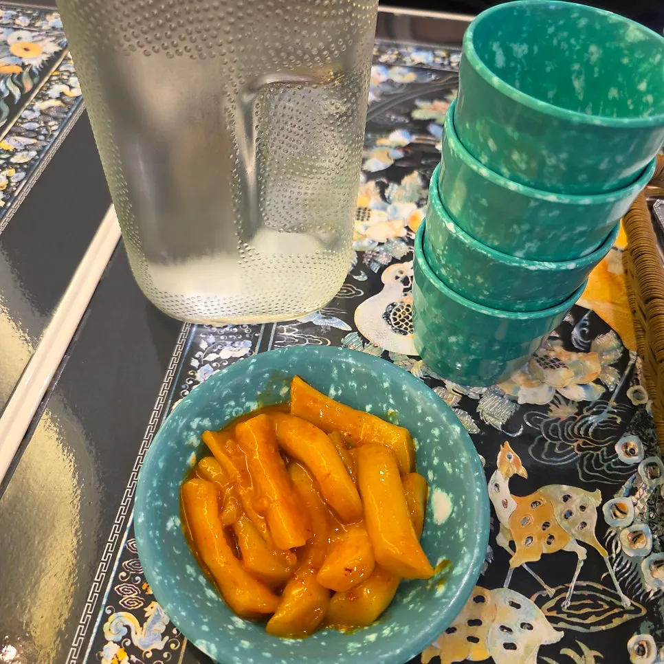 Water in a Del Monte glass bottle with complimentary tteokbokki