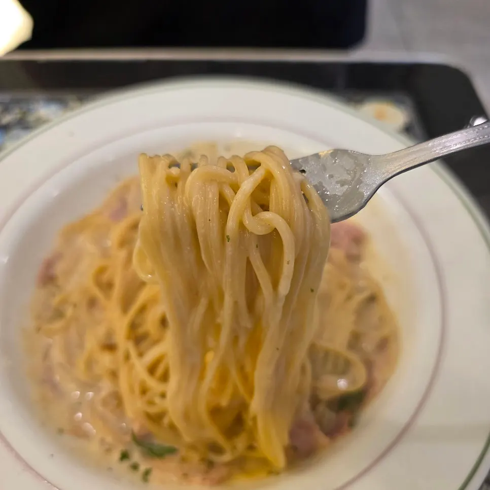 Close-up of bacon cream pasta noodles and bacon