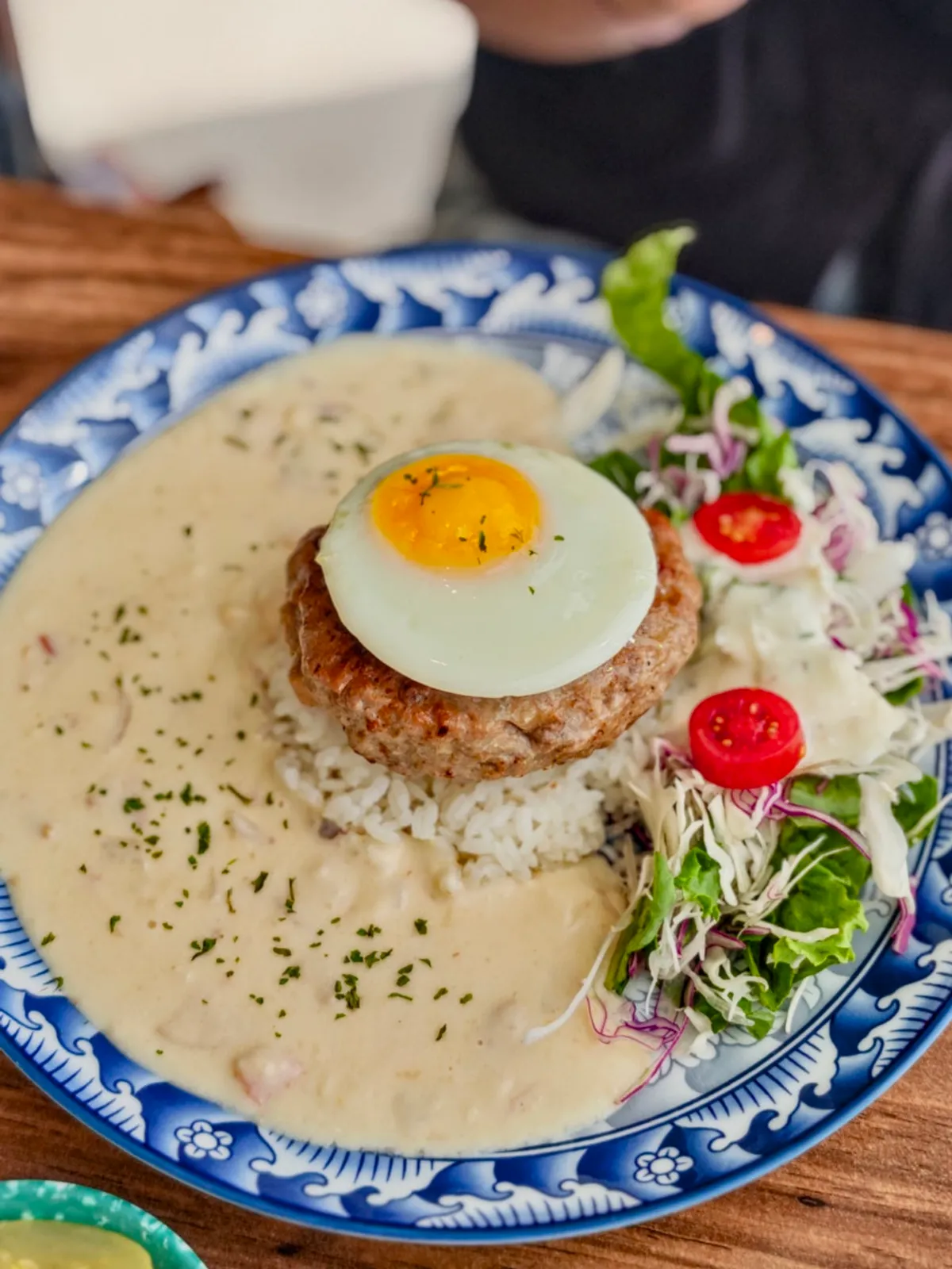 Full table setting of the garlic cream hambak at Jeongssi Hambak Baegot Branch