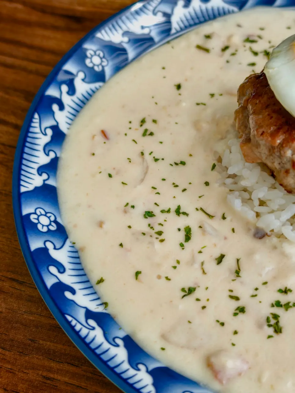 Garlic hambak sauce with bacon and cream