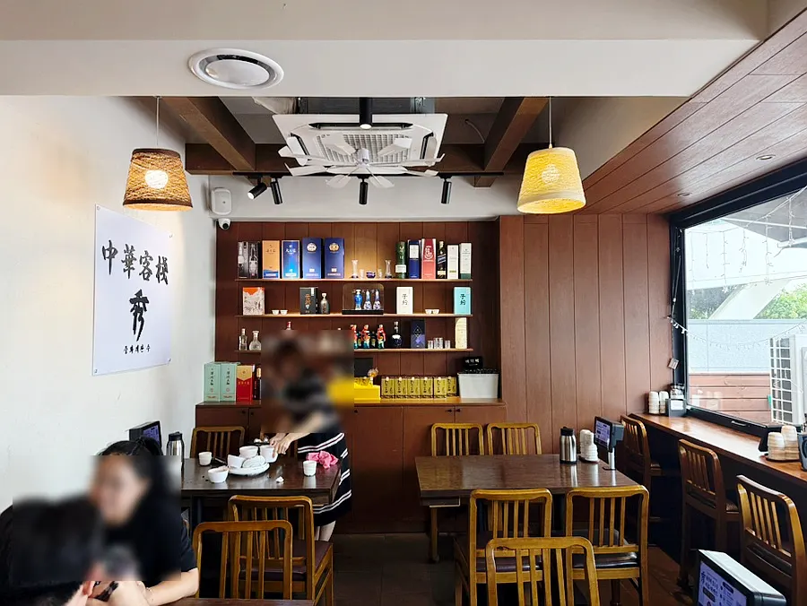 Spacious hall with 4-person tables and group seating