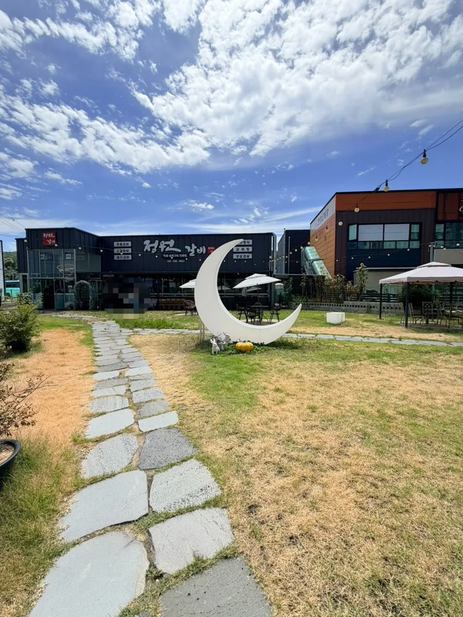Outdoor garden view in front of Jeongwon Galbi Gimpo Main Branch