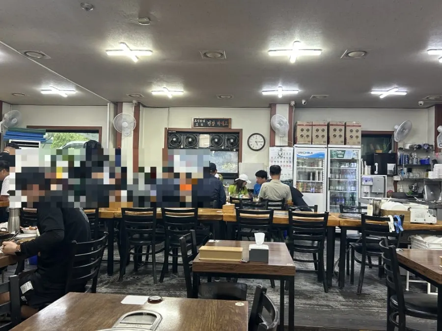 일요일 점심 손님이 많은 소문난감자탕 중계본점 내부