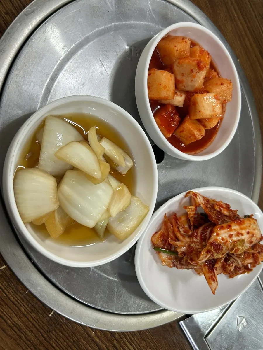 먼저 나온 깔끔한 밑반찬 상차림