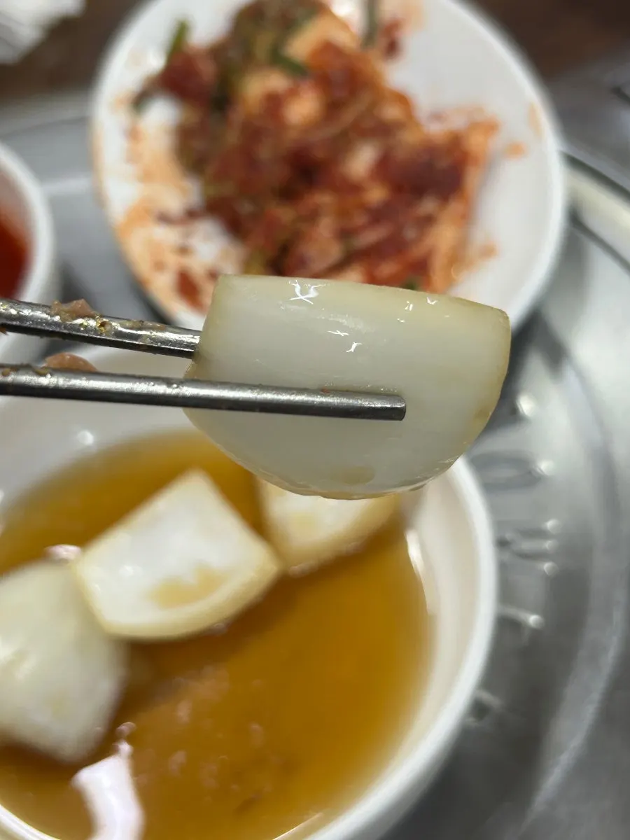 양파 장아찌와 김치 등 기본 반찬