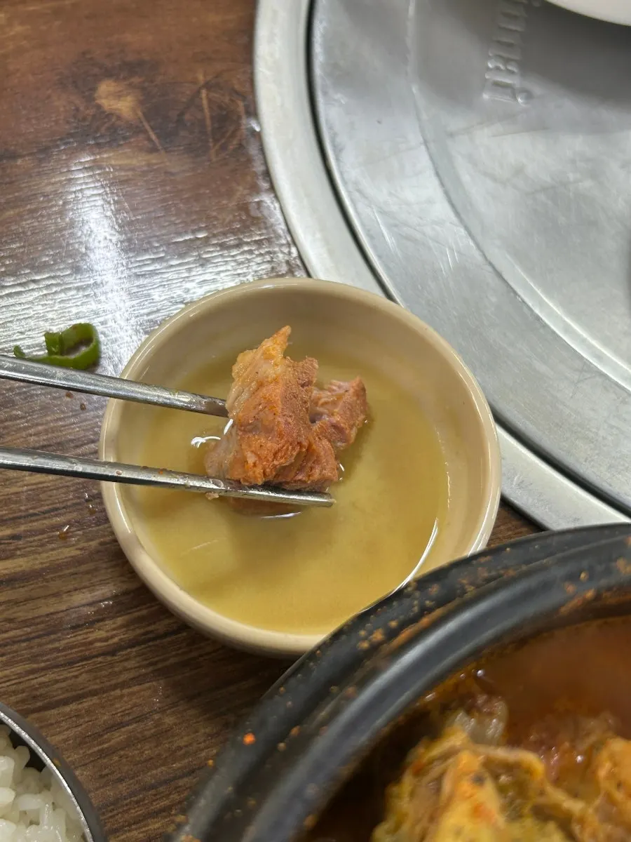 국물 속 뼈와 우거지를 건진 모습