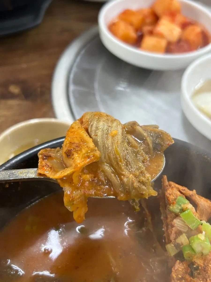 뼈해장국 뼈 개수를 확인하는 장면
