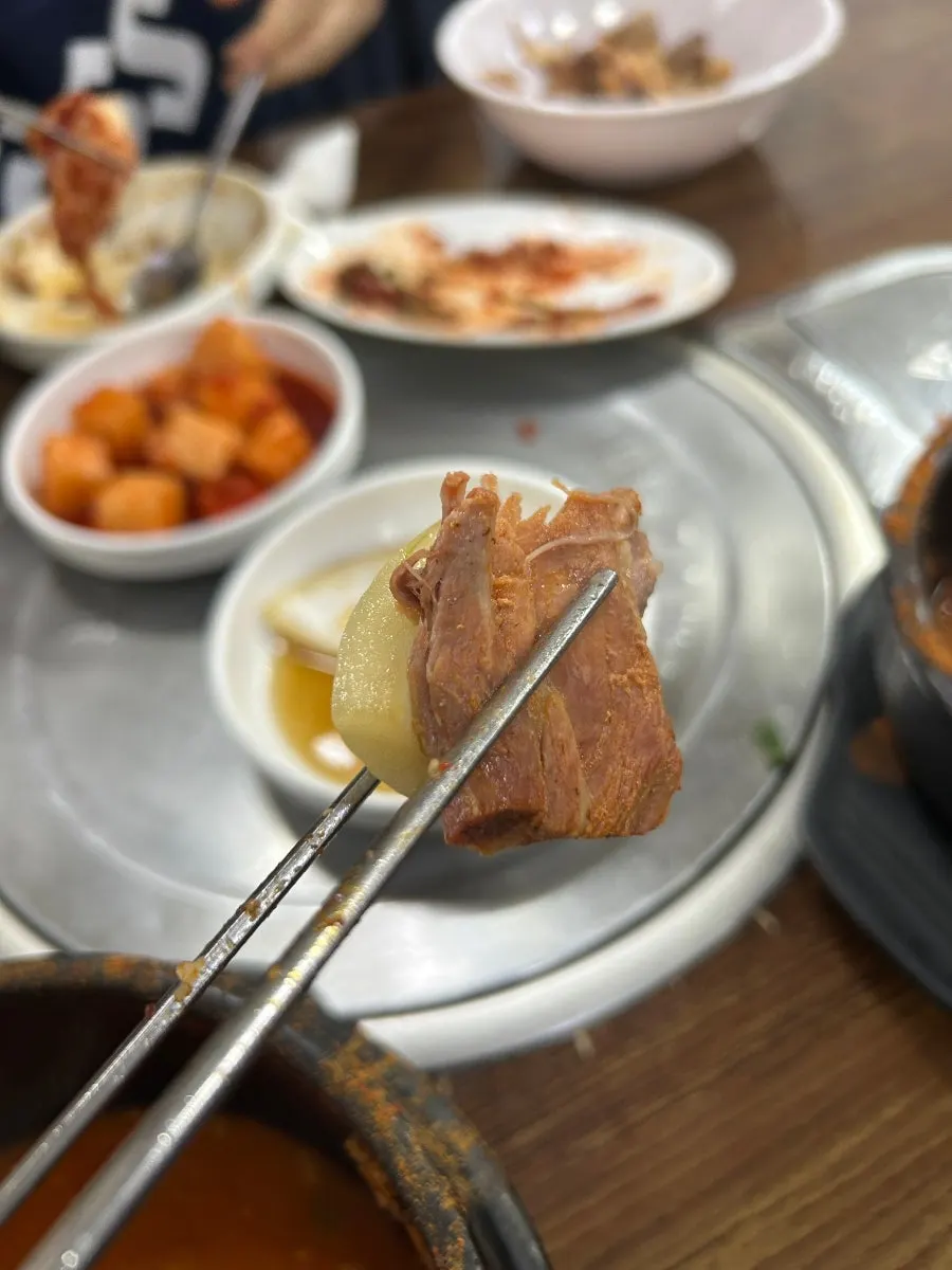 젓가락으로 발라낸 부드러운 뼈 고기