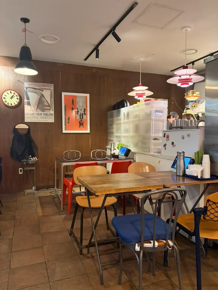Solo seat at a 2-person table