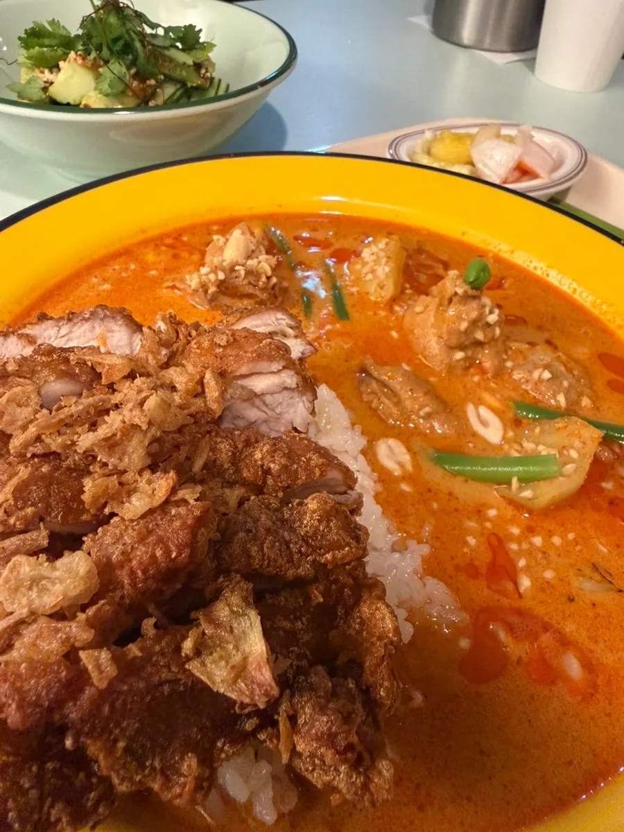 Topping chicken on the red curry chicken rice