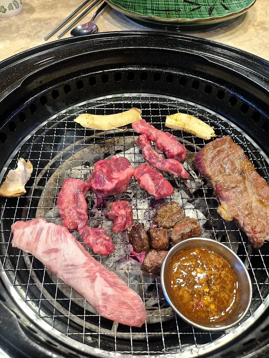 Two plates of seasoned beef short rib, 150g each