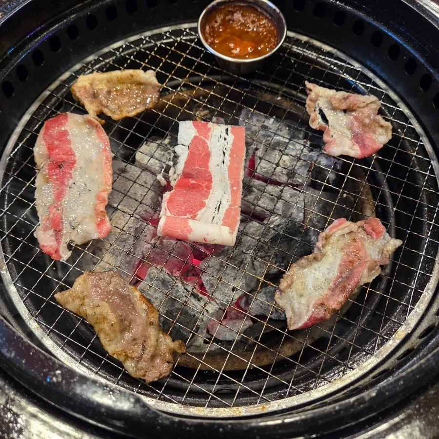 Grilling whirlwind beef belly on the side of the pan