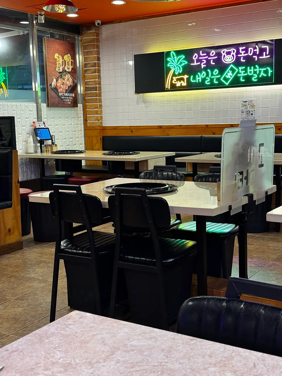 입구에 놓인 우산과 손소독제