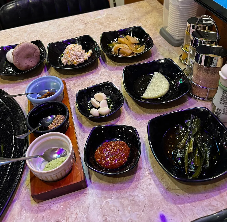 테이블 간격이 넓은 중계고기파티 노원본점 내부 홀