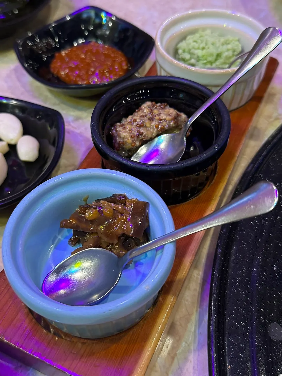 기본 반찬이 차려진 테이블