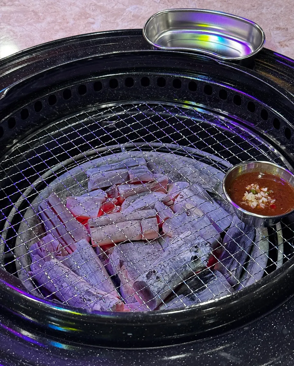 테이블에 올려진 숯불 화로