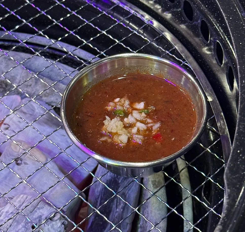 콩나물 무침과 와사비를 올린 목살 한 점