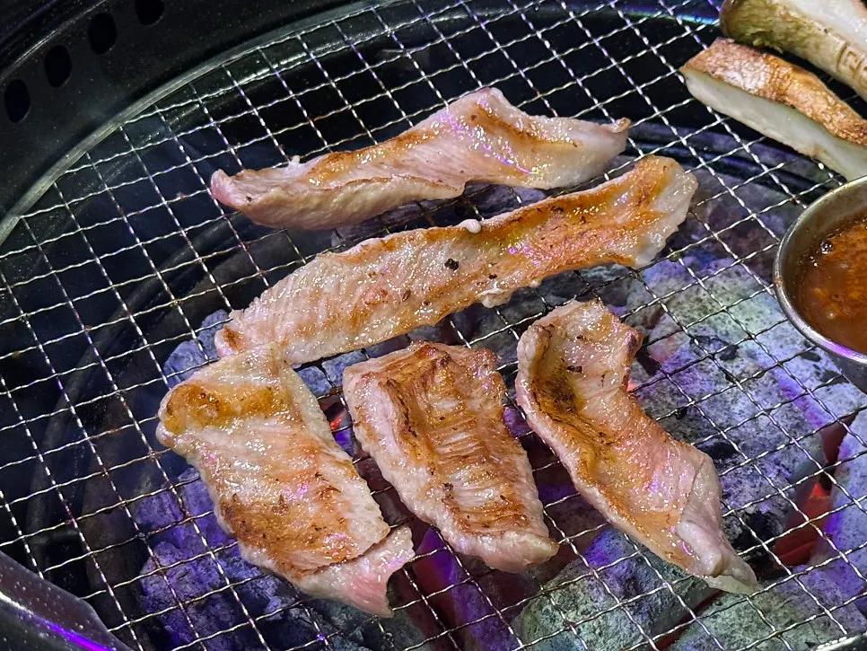 멜젓에 찍은 이베리코 고기