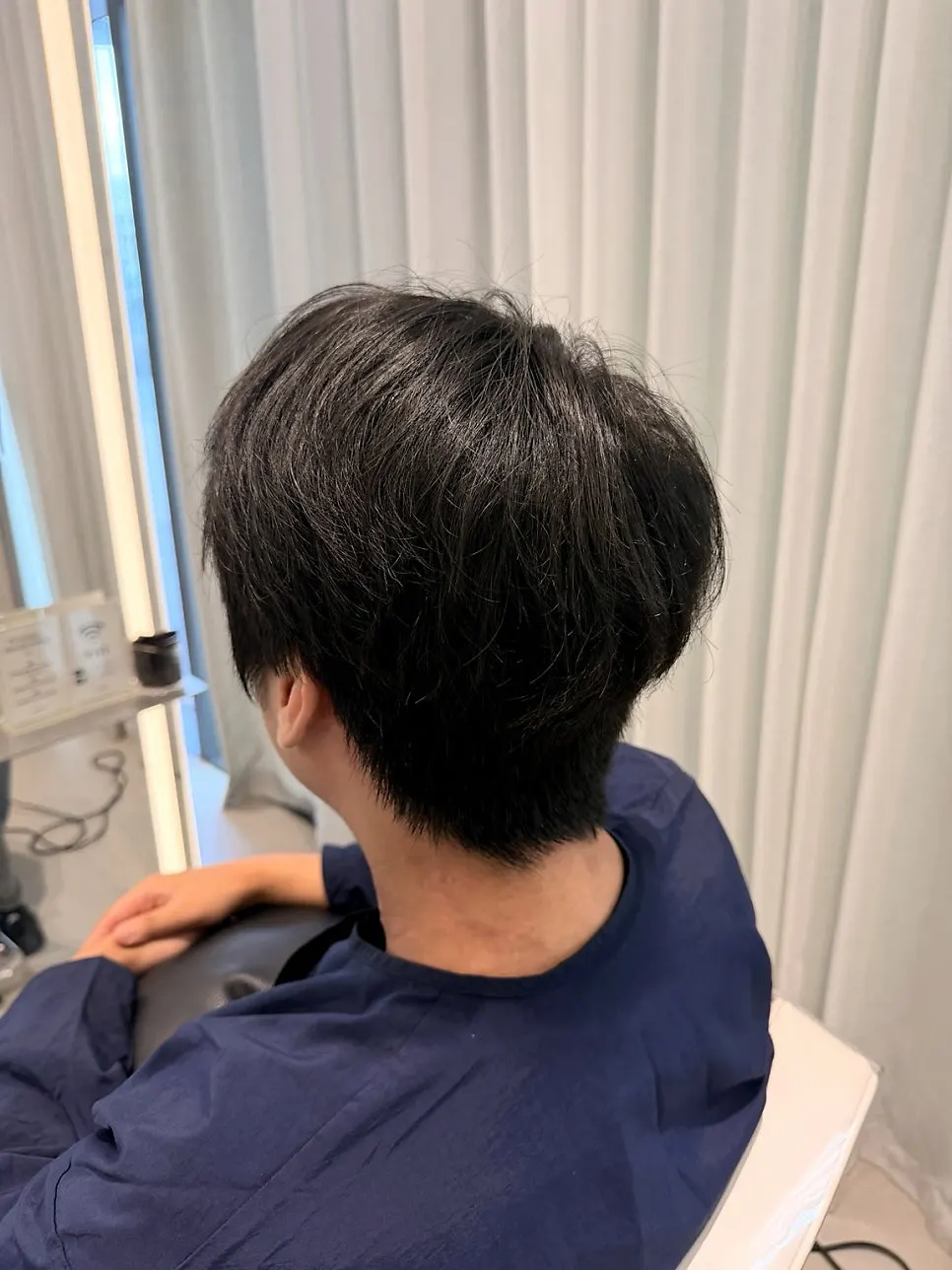 펌 시술 전 길이가 자란 뒷머리와 윗머리