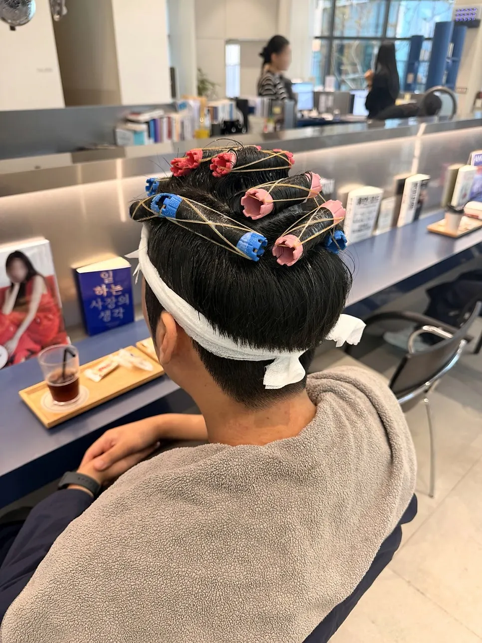 롯드를 감아 진행 중인 남자 펌 시술 과정