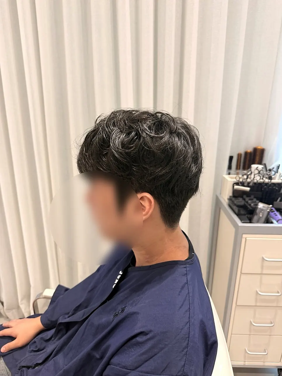 윗머리 볼륨이 보이는 완성 옆모습
