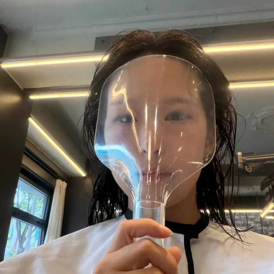 드라이 전 거울에 비친 톤다운 머리