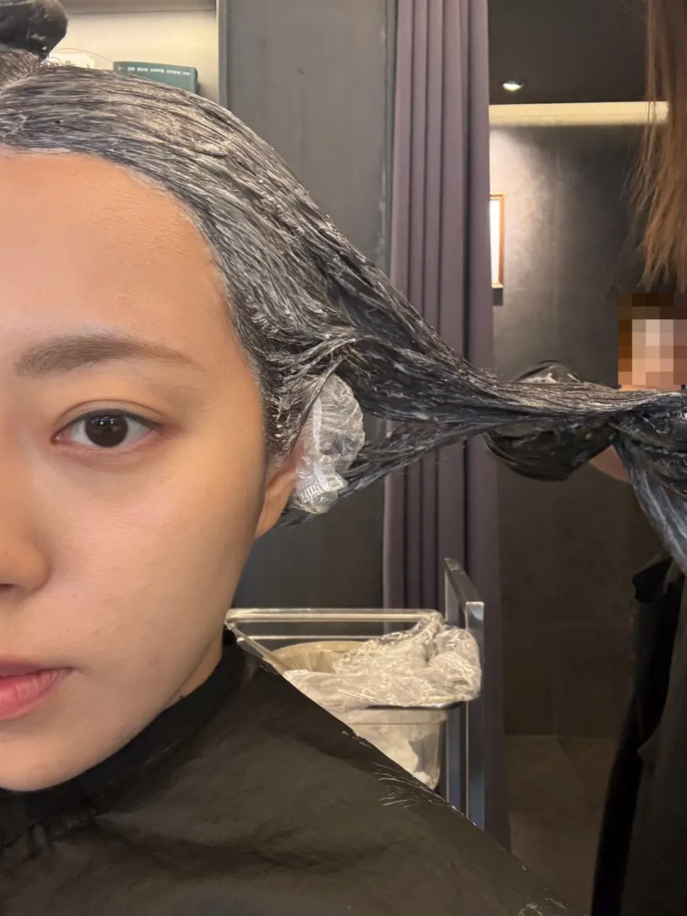 Applying color dye all the way to the ends of the hair