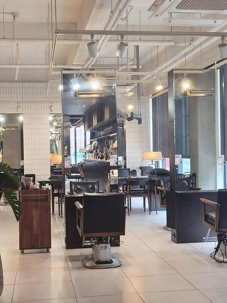 Relaxed atmosphere inside the salon