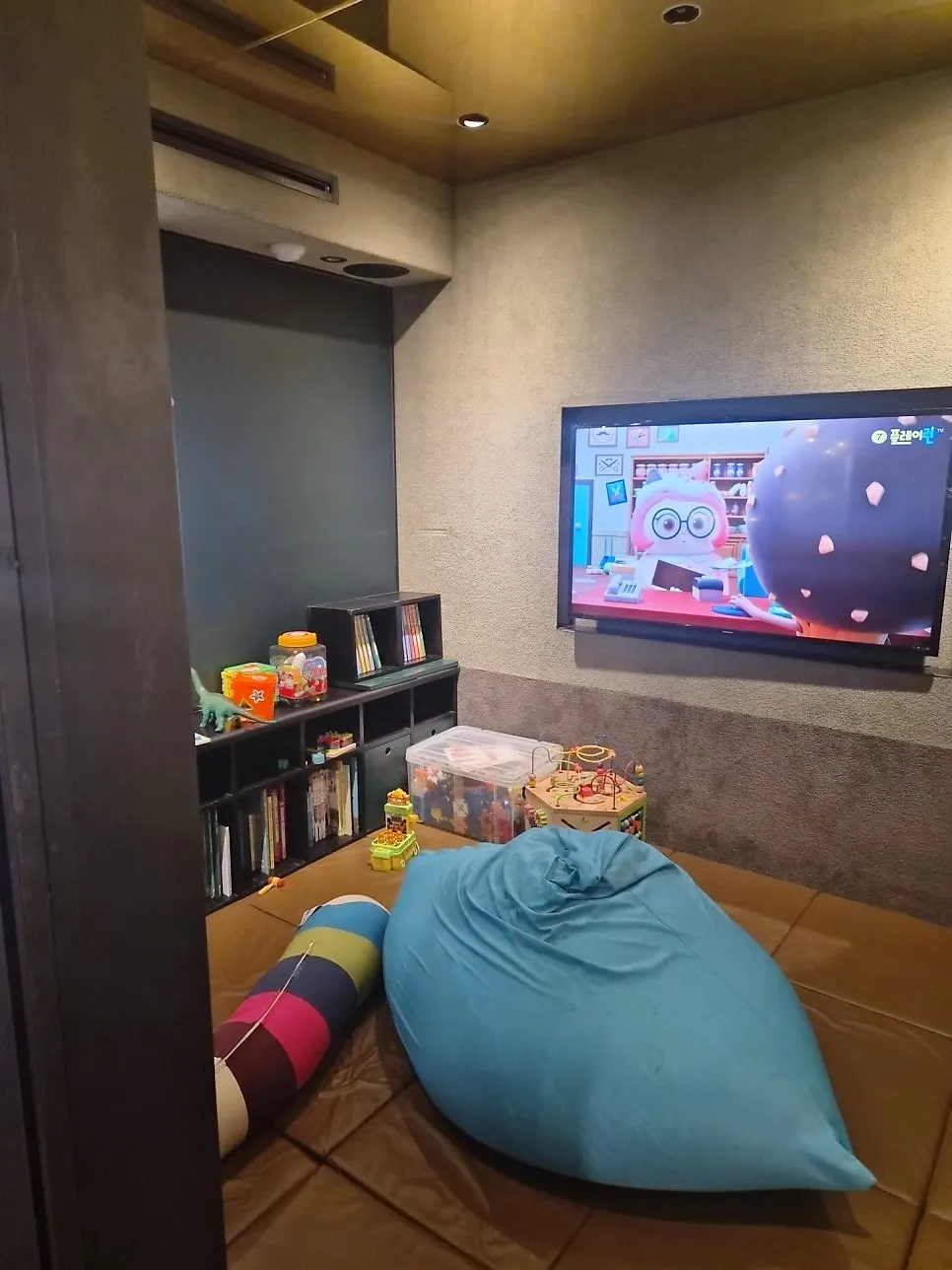 Kids' room where children can play while waiting